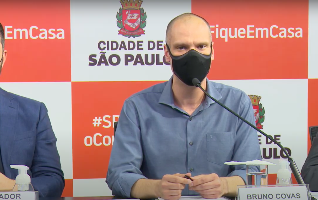 Coletiva de Imprensa para anúncios da Prefeitura de São Paulo sobre o coronavírus. (Créditos: Reprodução/YouTube)
